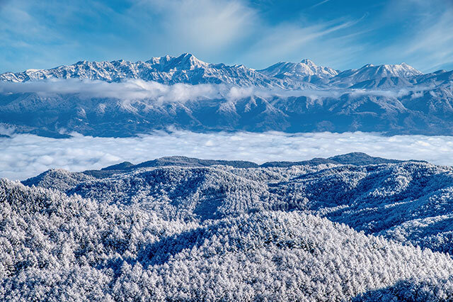 聖山登山道から望む雲海と北信の山々（長野市大岡）