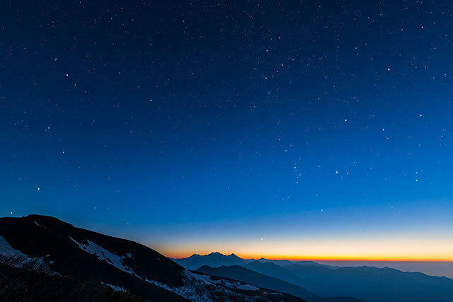 乗鞍岳より夜明けの北アルプスと星空（松本市乗鞍岳）